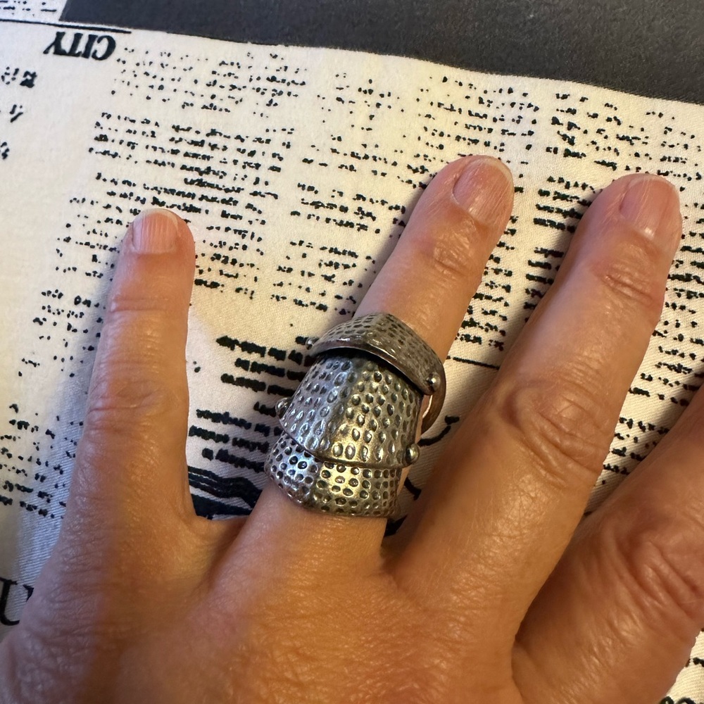 FINAL🔥🔥🔥EBUC FASHION RING IN SILVERTONE WITH TWO FINGER LOOPS +3 PANELS